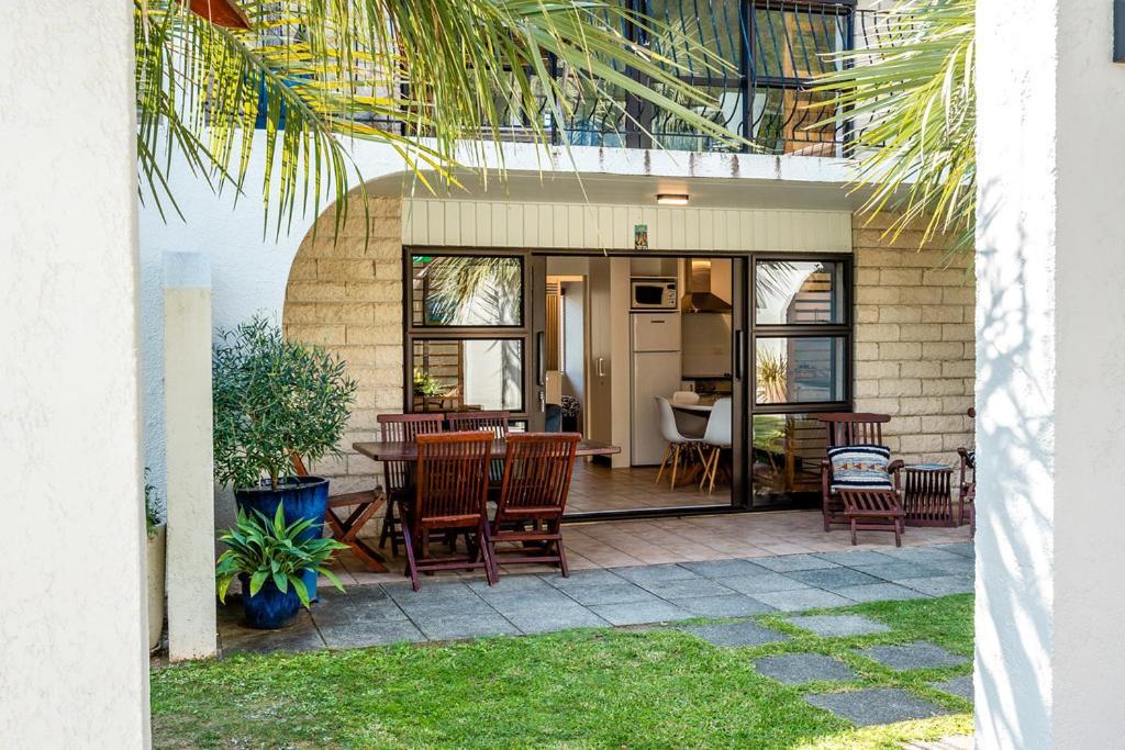 Onetangi Beach Apartments Exterior foto