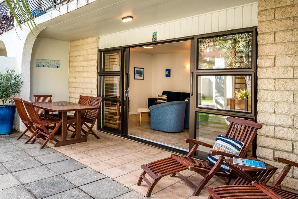 Onetangi Beach Apartments Exterior foto